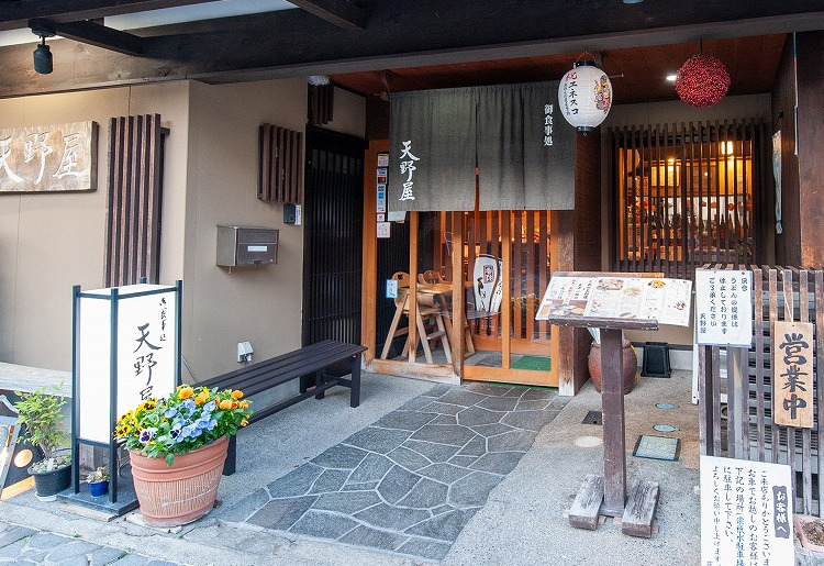 郡上八幡の街の中心に店はあります